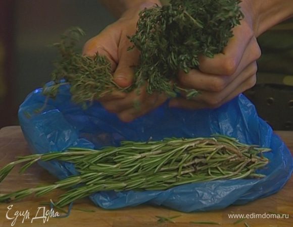 Приготовить маринад, перемешав оливковое масло с листьями розмарина, веточками тимьяна, солью, розовым и черным перцем.