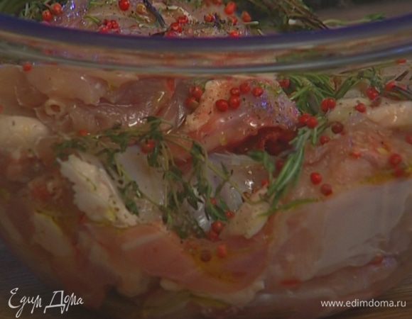 Уложить кусочки кролика в пластиковый контейнер, залить маринадом, закрыть крышкой и оставить минимум на час.