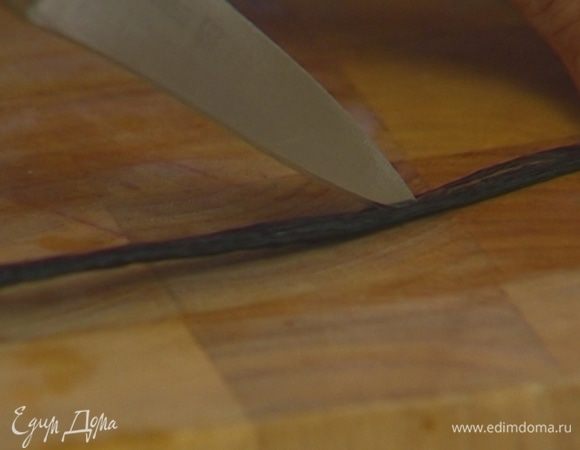 Стручок ванили разрезать, вынуть семена. 