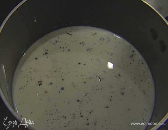 Приготовить крем: молоко налить в небольшую кастрюлю, добавить семена ванили и сам стручок, поставить на огонь и довести до кипения. Получившееся ванильное молоко процедить.