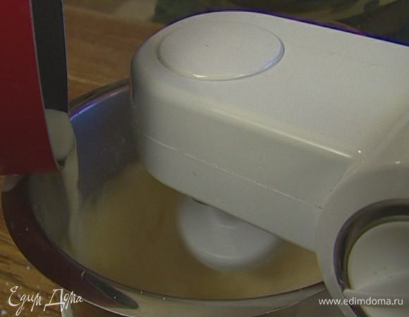 Взбить в блендере оставшиеся 4 желтка с кукурузной мукой и сахаром. Не переставая взбивать, влить ванильное молоко и апельсиновую эссенцию.