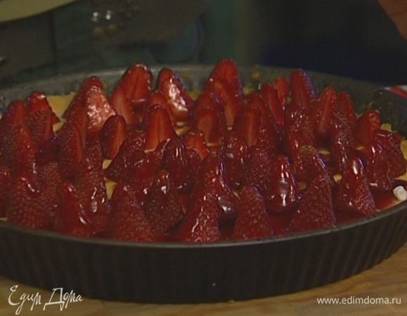 Смородиновый джем разогреть в небольшой кастрюле так, чтобы по консистенции он стал похож на густой сироп. Полить этим сиропом клубнику, присыпать пирог оставшейся сахарной пудрой.