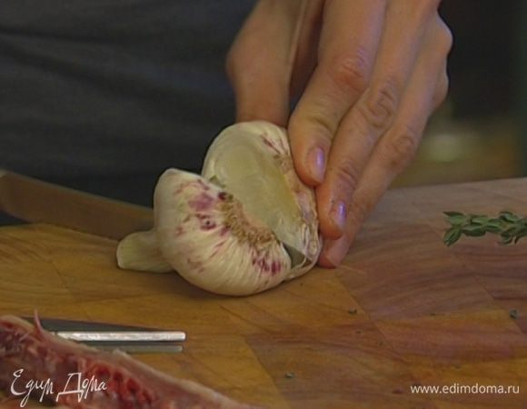 Чеснок почистить и крупно нарезать.