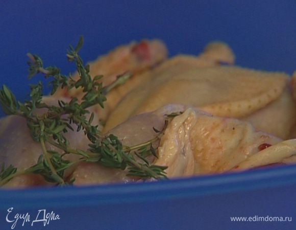 Уложить цыплят в пластиковый контейнер, добавить тимьян, нарезанный чеснок, соль, свежемолотый перец, 5–6 ст. ложек оливкового масла, все перемешать и закрыть контейнер крышкой. Мариновать 30–40 минут.