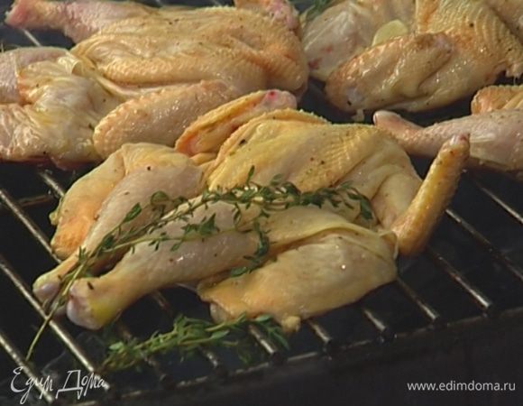 Обжаривать цыплят на гриле с обеих сторон до появления хрустящей корочки.