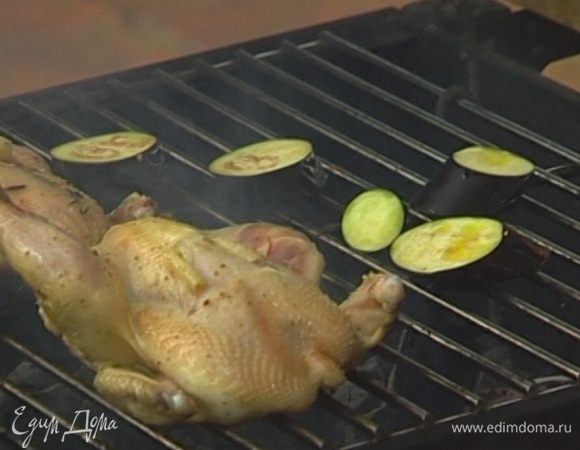 Баклажаны нарезать толстыми кружками, обжарить с обеих сторон на гриле.