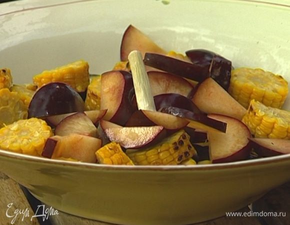 Сливы, удалив косточки, нарезать небольшими дольками.