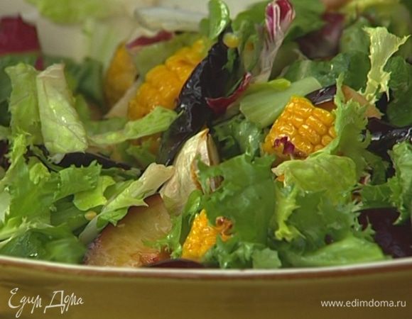 Выложить на большое блюдо баклажаны, кукурузу, сливы и листья салата, полить оставшимся оливковым маслом и перемешать.