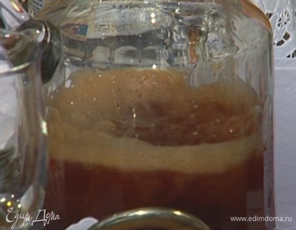 Добавить клюквенный сироп и шампанское. 