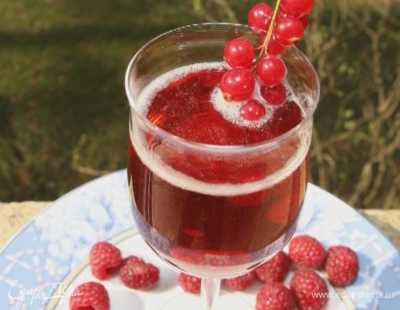 Разлить коктейль по бокалам и украсить веточками смородины. 