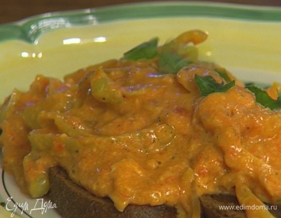 Поджарить тосты, сбрызнуть их оливковым маслом, выложить сверху омлет, присыпать оставшимся базиликом и тут же подавать!