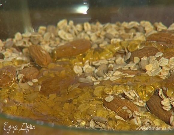 Добавить мед, растительное масло и вымешать деревянной лопаткой.