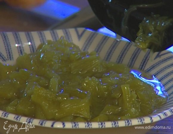 Уже в тарелке еще раз слегка присыпать цедрой апельсина. 