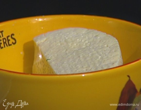 Имеретинский сыр замочить в воде на час.