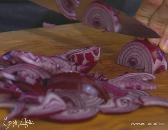 Лук почистить и нарезать полукольцами, светлую часть лука-порея — тонкими кольцами.