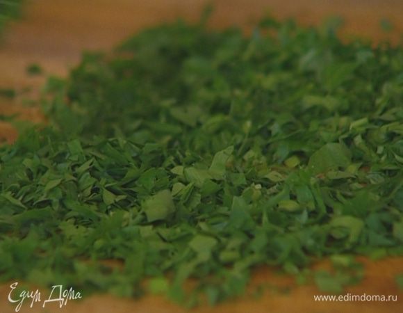 Листья кинзы и базилика мелко порубить. 