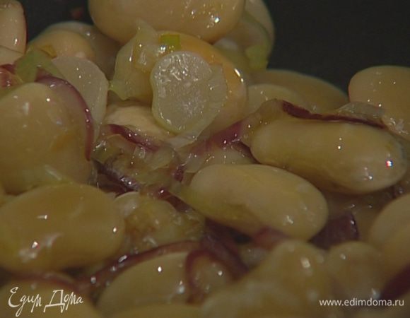 Добавить к луку готовую фасоль, перемешать и потушить пару минут на медленном огне. 