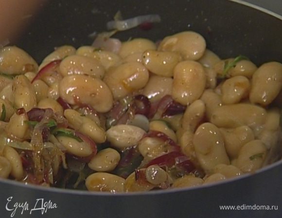 Уксус влить в небольшую кастрюлю, добавить листья тархуна и прогреть все на небольшом огне.