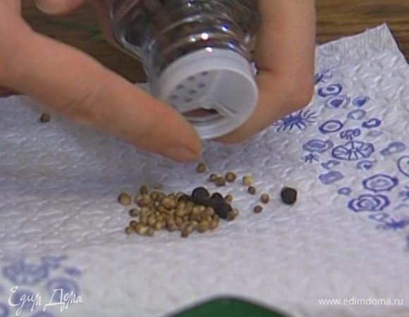 Черный перец горошком и кориандр растереть в ступке. 