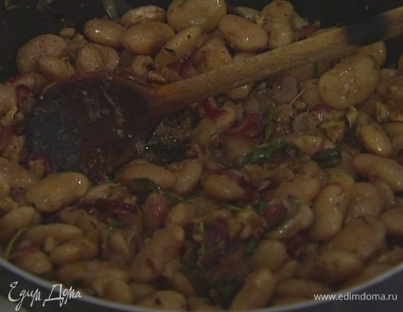 Добавить в фасоль орехи с чесноком, уксус с тархуном, кинзу и базилик, черный перец с кориандром, листья сухого тимьяна и сунели. 