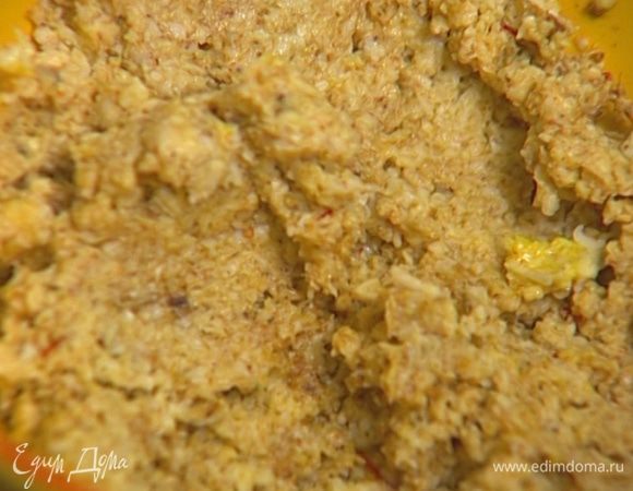 Всыпать в сыр растертые специи, влить пару ложек отвара фасоли и вымешать все до консистенции густой сметаны.