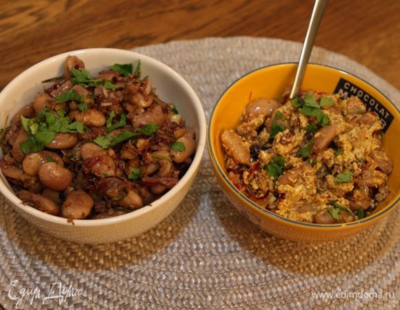 Добавить в лобио приправленный имеретинский сыр, присыпать листьями петрушки и подавать. 