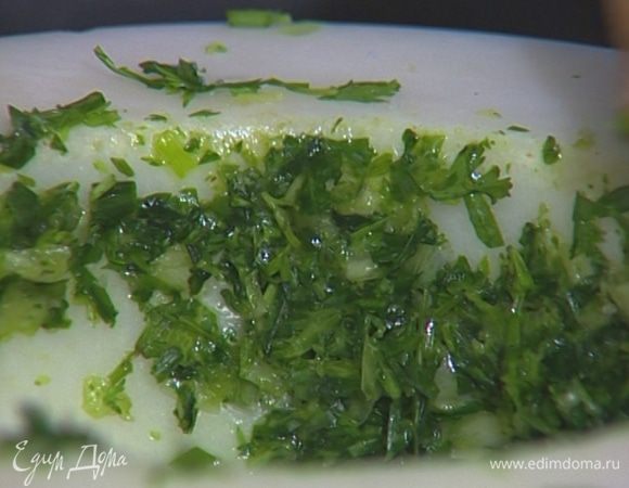 Кинзу, тархун и зеленый лук порубить, затем вместе с чесноком и щепоткой соли растереть в ступке.