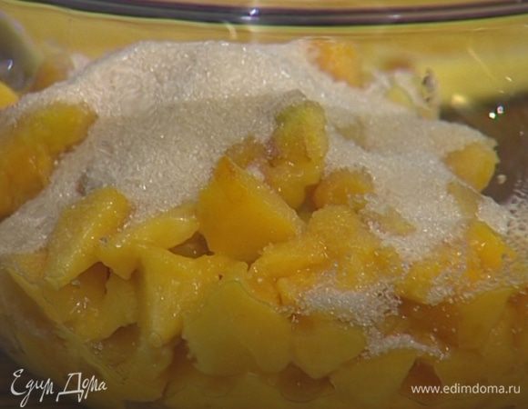 Добавить к персикам сахар, цедру и сок лимона и перемешать.

