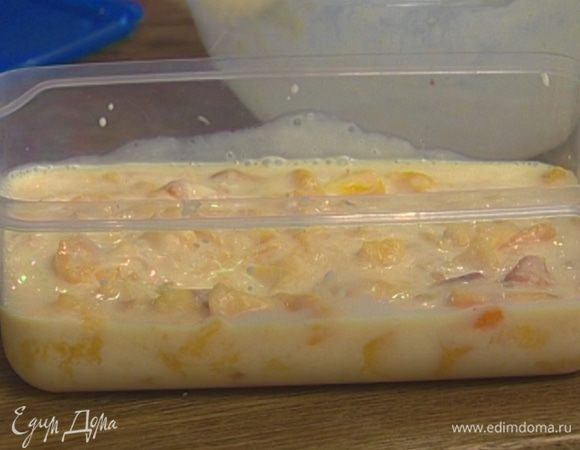 Влить сливки, перемешать и переложить все в пластиковый контейнер с плотно закрывающейся крышкой. 