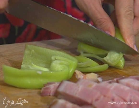 Из сладкого зеленого перца и перца чили удалить семена, мякоть тонко нарезать.