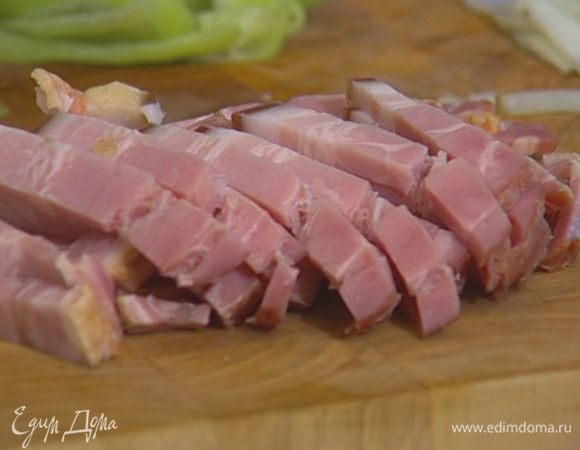 Грудинку порезать тонкими полосками.