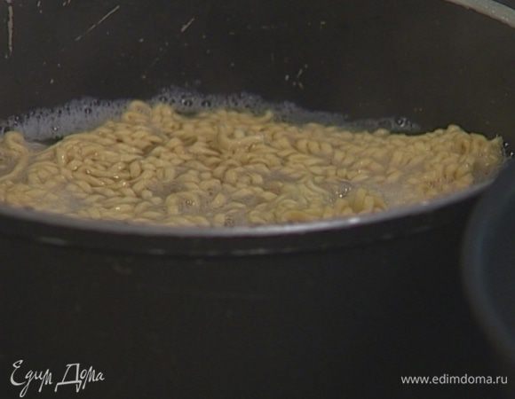 Вермишель отварить согласно инструкции на упаковке.