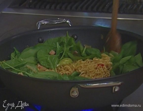 В конце добавить шпинат и листья мяты, все перемешать и снять с огня.