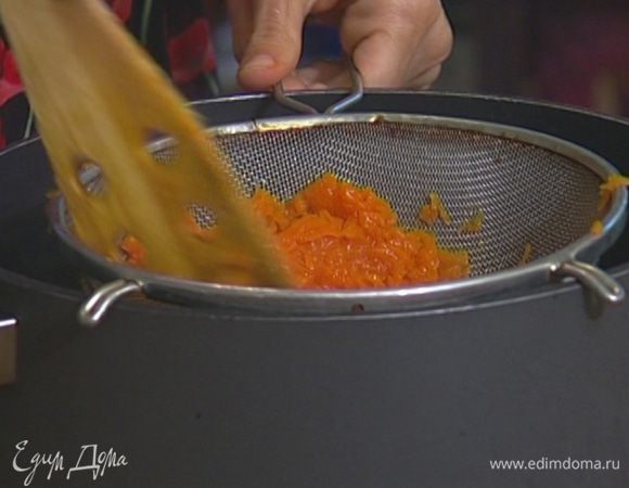 Протереть тыкву через сито в кастрюлю с толстым дном, добавить 2 ст. ложки сливочного масла.