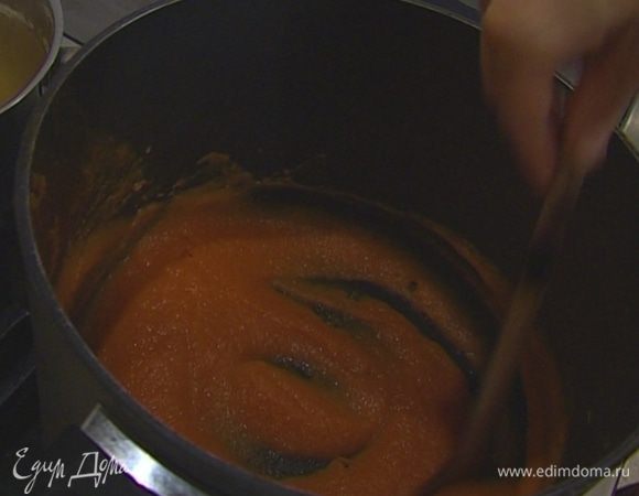 Поставить кастрюлю с тыквой на небольшой огонь и, помешивая, уварить до плотного состояния.