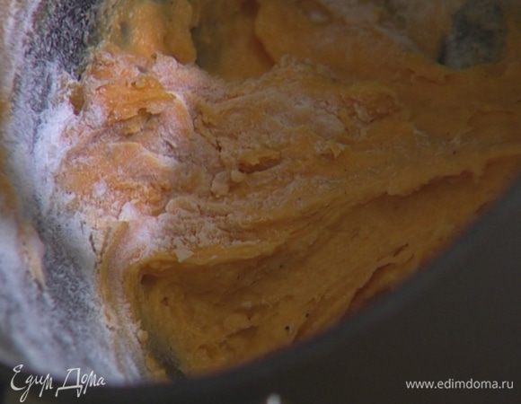 Добавить муку, желток, 1/4 ч. ложки свежемолотого перца и все вымешать.