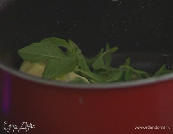 Приготовить соус: растопить 125 г сливочного масла, добавить листья орегано, соль и перец. Прогревать на медленном огне 30–40 секунд.