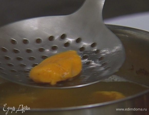 В кипящую воду, в которой варилась тыква, опускать ньокки на 2–3 минуты.