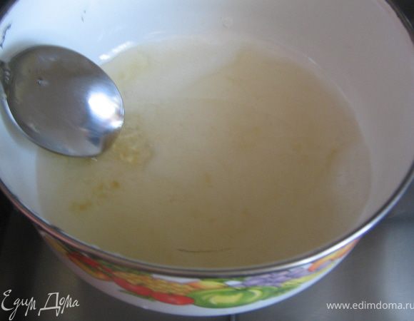 Тем временем немного нагреть набухший желатин, чтобы он растворился...