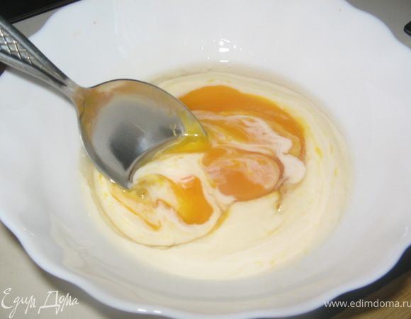 Желтки перемешеть с оставшимися 50 мл сливок и желатином