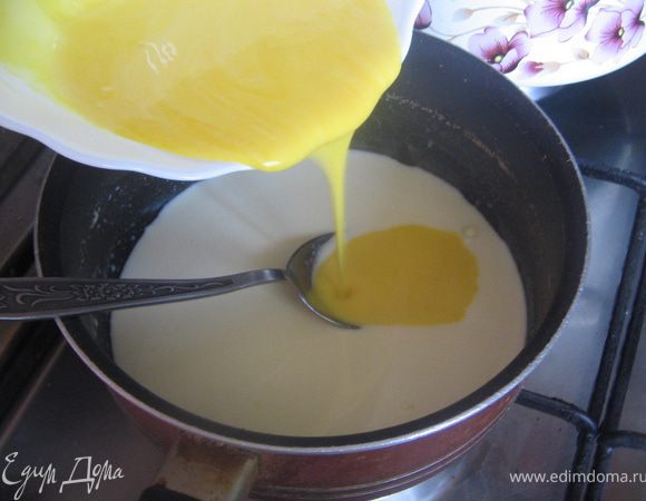 И добавлять это все в сливки с сахаром, помешивая...
довести до кипения и оставить остужаться при комнатой температуре минут 15-20