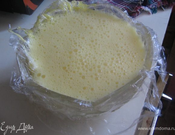 Затем хорошо взбить в блендере или миксером на высокой скорости 
Форму выстелитт пищевой пленкой(либо делать в маленьких силиконовых формочках)
и остужать в холодильнике до готовности..примерно 3-4 часа...
у меня в холодильнике плохо застывло поэтому я  в морозилку поставила..