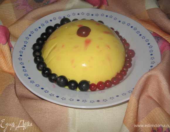 Готовый десерт прям в форме опустить в горячую воду и перевернуть на тарелку (она даже из пленки сама выскользнула)
Украсить черной и красной смородиной, сверху положить половинку вишенки и сделать пятнышки вишневым соком-это конечно не принципиально, украшать можно как угодно)))
Вкусно получилось)