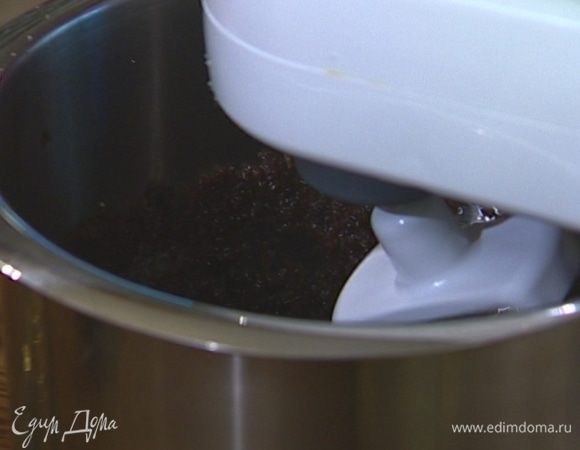 Растительное масло вымешать с коричневым сахаром. 