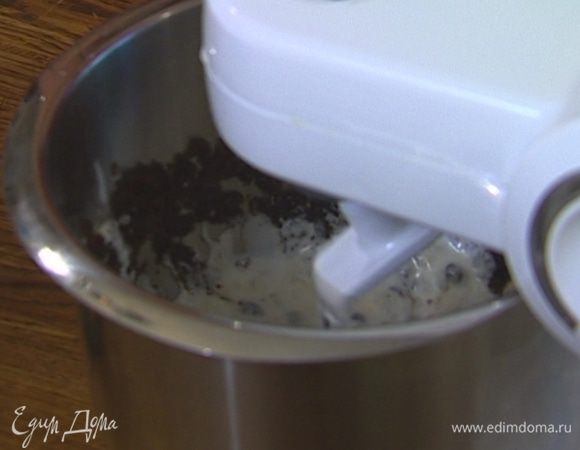 Муку перемешать с содой, разрыхлителем и солью и добавить к маслу с сахаром.