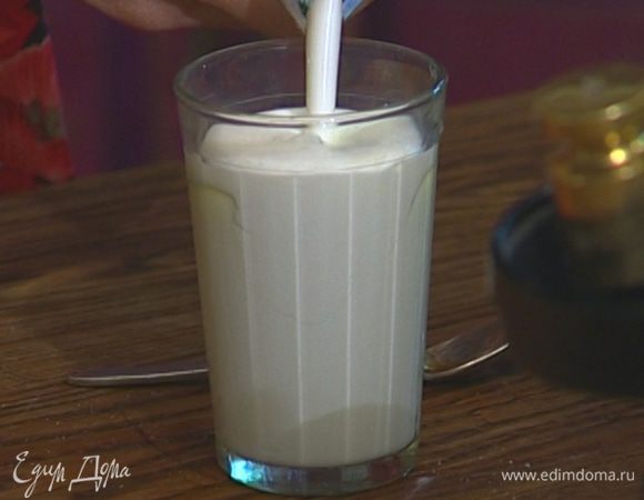 Ввести яйцо и простоквашу, вымешивая все на небольшой скорости с помощью кухонного комбайна.