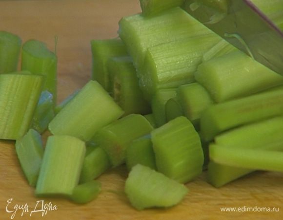 Ревень почистить и нарезать небольшими кубиками.