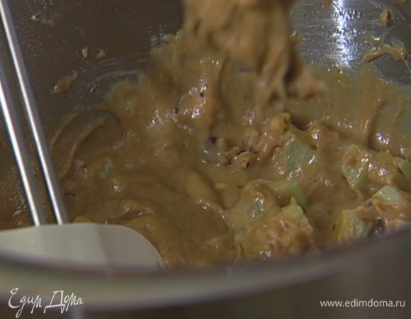 Добавить орехи и ревень в тесто, влить ванильный экстракт, еще раз все перемешать.