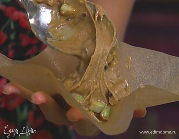 Небольшие формочки для кексов выложить бумагой для выпечки, смазанной сливочным маслом, и наполнить получившимся тестом. 