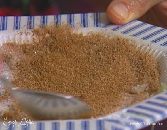 Перемешать обычный сахар с корицей и присыпать каждый кекс. 